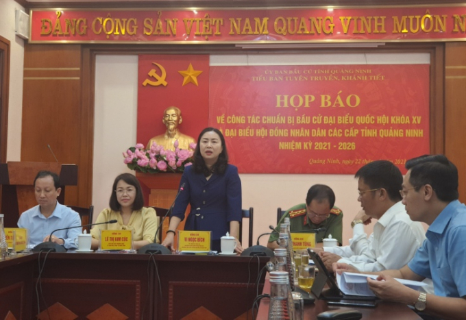 Bà Vi Ngọc Bích - Trưởng Ban Tuyên giáo Tỉnh ủy Quảng Ninh phát biểu tại cuộc họp