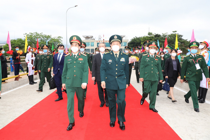 Bộ trưởng Phan Văn Giang đón Bộ trưởng Ngụy Phượng Hòa tại Cửa khẩu Hoành Mô. Ảnh: Đỗ Phương