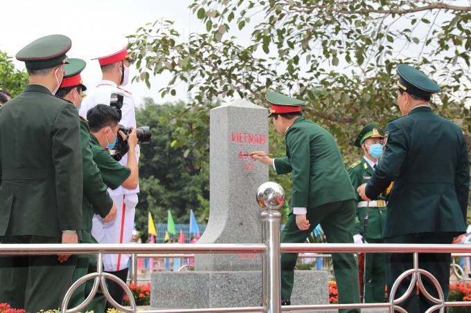 Bộ trưởng Phan Văn Giang tô sơn cột mốc chủ quyền biên giới Việt Nam tại Cửa khẩu Hoành Mô. Ảnh: Đỗ Phương