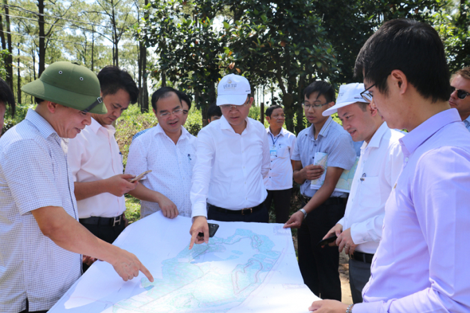 Lãnh đạo TP Uông Bí cùng đoàn công tác Tập đoàn FLC nghiên cứu bản đồ quy hoạch Hồ Yên Trung, tháng 6/2018. Ảnh: Hải Ninh