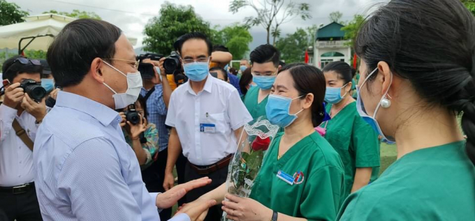 Bí thư Tỉnh ủy Quảng Ninh đến động viên, chúc đoàn công tác lên đường mạnh khỏe, hoàn thành tốt nhiệm vụ