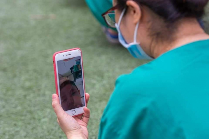 Một cán bộ y tế trong đoàn tranh thủ 'video call' cho con trai, nhắc con ở nhà chăm ngoan để mẹ yên tâm công tác