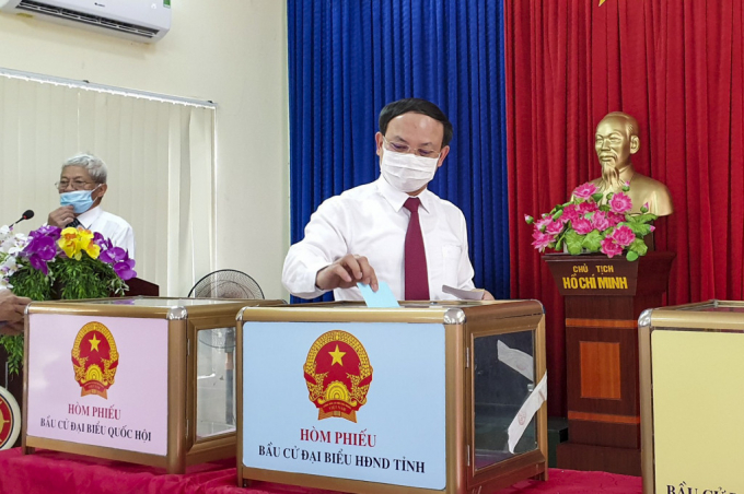 Ông Nguyễn Xuân Ký, Bí thư Tỉnh ủy bỏ phiếu bầu cử ĐBQH và HĐND các cấp nhiệm kì 2021-2026 tại khu vực bầu cử số 6 phường Hồng Hà (TP Hạ Long).