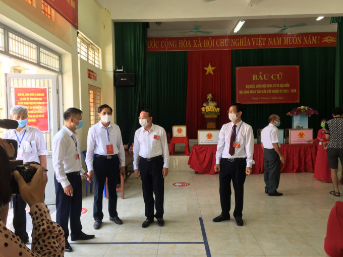 Ông Nguyễn Xuân Ký và lãnh đạo TP Hạ Long đến thăm và chỉ đạo các khu vực bầu cử tại phường Hồng Hải