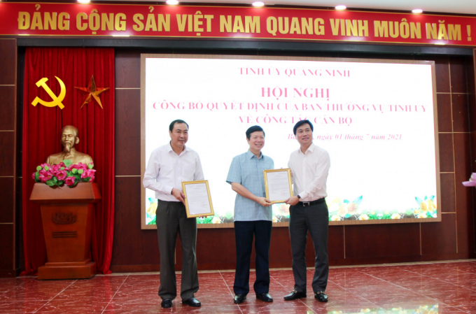 Ông Nguyễn Tường Văn, Phó Bí thư Tỉnh ủy, Chủ tịch UBND tỉnh, trao quyết định của BTV Tỉnh ủy, chỉ định tham gia BCH, BTV và giữ chức vụ Bí thư Huyện ủy Ba Chẽ nhiệm kỳ 2020-2025 đối với ông Vũ Thành Long. Ảnh: Báo QN