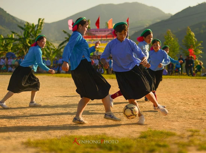 Giải bóng đá đặc biệt của người phụ nữ dân tộc Sán Chỉ ở xã Húc Động, huyện Bình Liêu, Quảng Ninh được chia sẻ rộng rãi và nhận được sự quan tâm rất lớn của cộng đồng mạng. Ảnh - Ky Nhong Bui