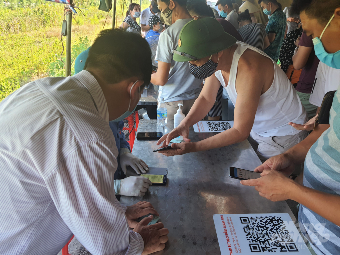 Người dân thực hiện khai báo y tế tại chốt cầu Bạch Đằng để vào tỉnh Quảng Ninh