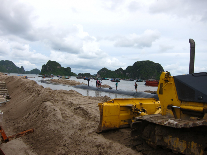 Dự án cải tạo đường bao biển Hạ Long sử dụng cát không rõ nguồn gốc. Ảnh: Công an Quảng Ninh