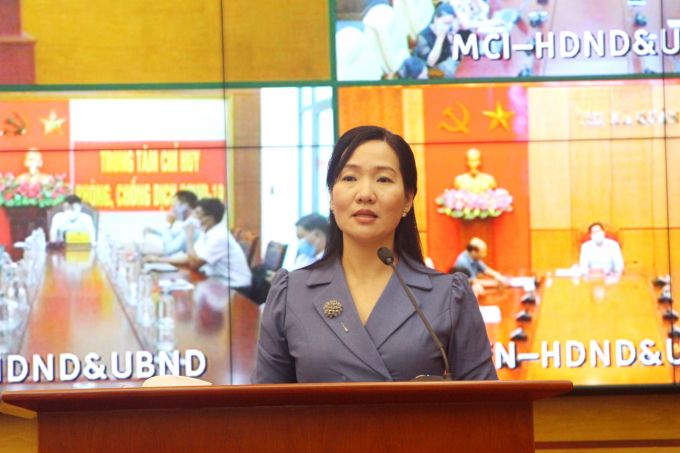 Bà Nguyễn Thị Hạnh, Phó Chủ tịch UBND tỉnh, báo cáo kế hoạch phục hồi ngành Du lịch tại hội nghị - Ảnh: Thu Chung