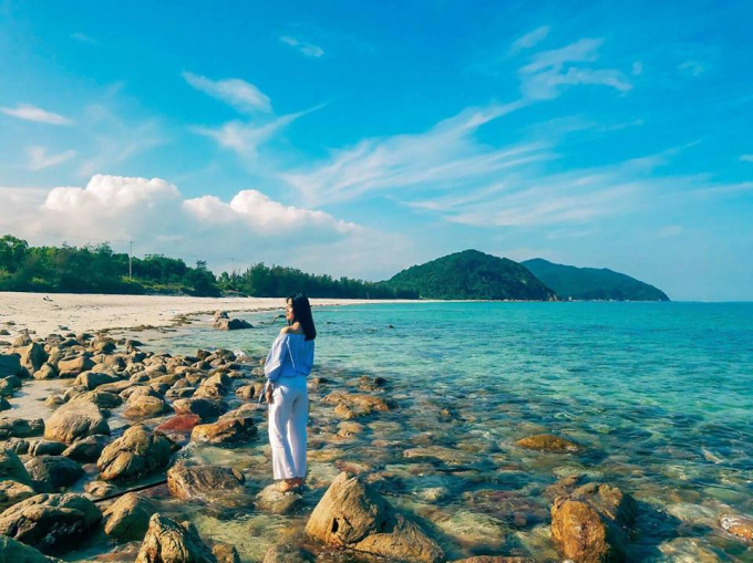 Du khách chụp ảnh bên bờ biển đảo Quan Lạn - Minh Châu - Ảnh: Thành Công