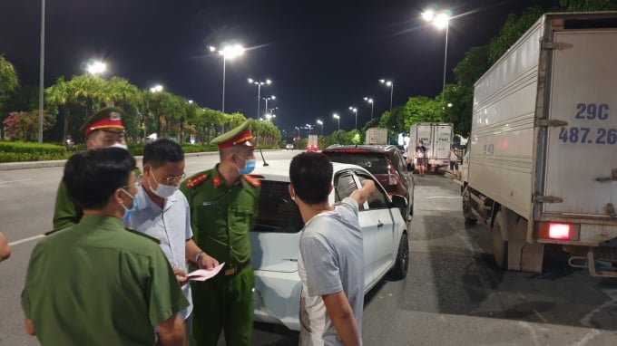 Lực lượng chức năng thành phố Hạ Long kiểm tra, phát hiện nhiều xe tải không chấp hành quy định phòng chống dịch