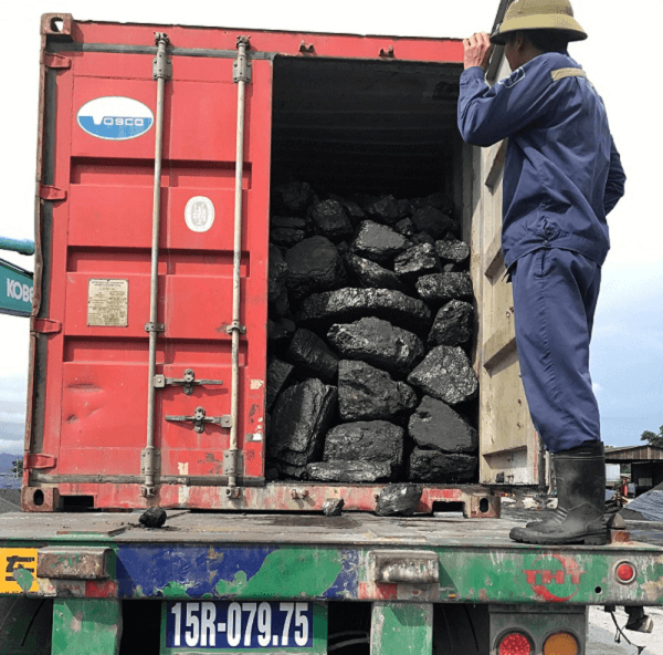 Đội Cảnh sát kinh tế Công an TP Uông Bí phát hiện và thu giữ 52,6 tấn than vận chuyển trái phép. Ảnh tư liệu