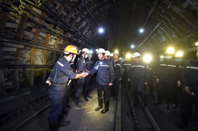 Phó Thủ tướng Lê Văn Thành hỏi thăm tình hình sản xuất, động viên công nhân đàng làm việc trong hầm mỏ - Ảnh: VGP/Đức Tuân