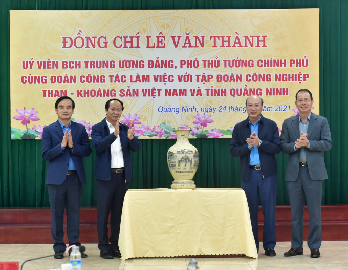 Phó Thủ tướng Lê Văn Thành tặng quà, chúc mừng Tập đoàn TKV đạt kết quả tích cực trong phát triển sản xuất - Ảnh VGP/Đức Tuân