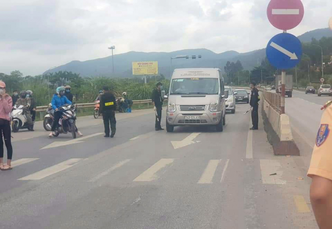 Lực lượng công an kiểm tra các phương tiện vào thành phố Hạ Long
