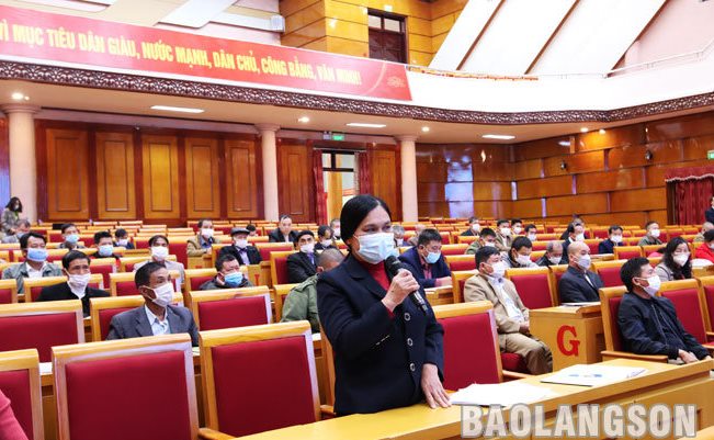 Hội viên nông dân xã Mai Pha, thành phố Lạng Sơn phát biểu ý kiến tại hội nghị - Ảnh: Báo Lạng Sơn