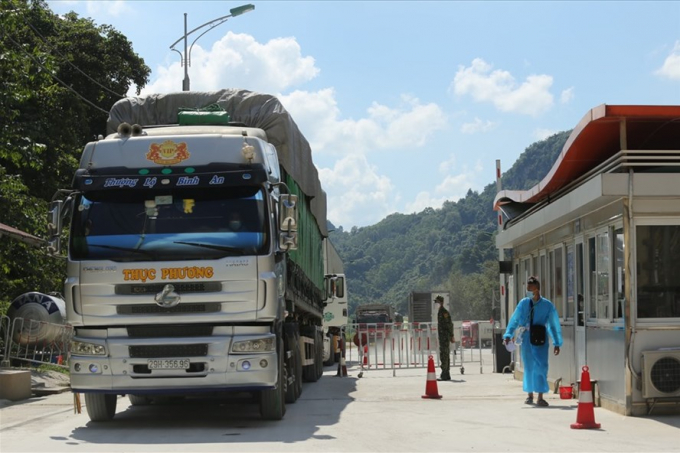 The competent forces at Tan Thanh Border Gate provide favorable conditions for trucks of exported agricultural products to pass through the area. Photo: HT.