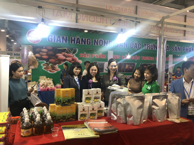 Lãnh đạo tỉnh Quảng Ninh và khách hàng tham quan gian hàng tỉnh Yên Bái tại hội chợ OCOP Quảng Ninh năm 2020. Ảnh: Viết Cường.