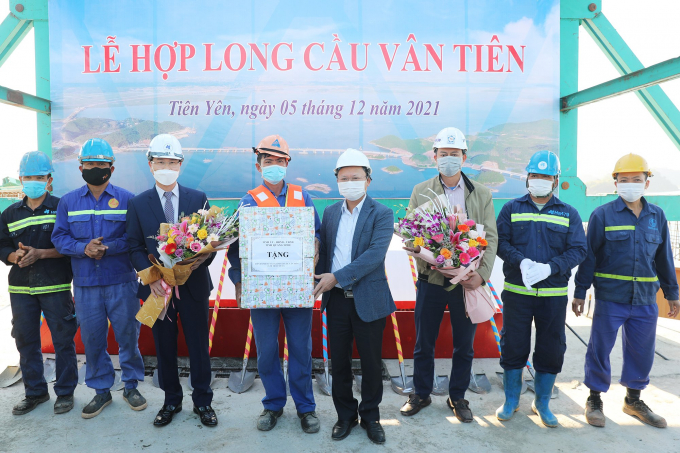Ông Cao Tường Huy, Phó Chủ tịch Thường trực UBND tỉnh Quảng Ninh tặng quà động viên cán bộ, công nhân trên công trường.