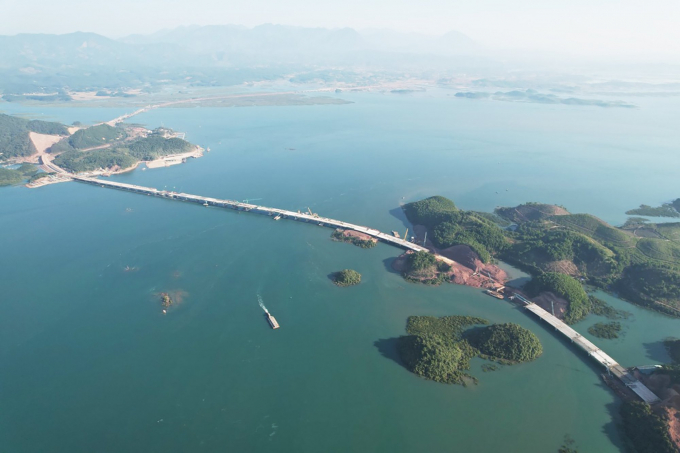 Cầu Vân Tiên dài 1.515m, là cầu lớn nhất trong tổng số 32 cầu trên toàn tuyến cao tốc Vân Đồn - Móng Cái, cũng là cây cầu dài nhất tỉnh Quảng Ninh đến thời điểm này.