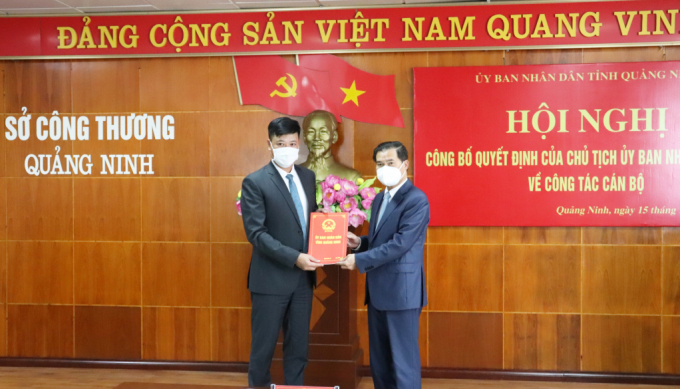 Trao quyết định của UBND tỉnh Quảng Ninh về việc bổ nhiệm có thời hạn ông Phạm Duy Thanh giữ chức vụ Phó Giám đốc Sở Công Thương Quảng Ninh. Ảnh Báo QN