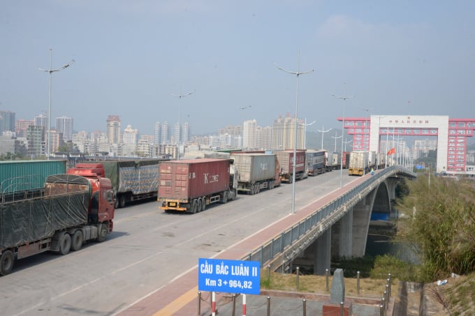 Hàng nghìn container hàng đang bị ùn tắc tại các cửa khẩu Móng Cái do Trung Quốc tạm dừng thông quan để truy vết F0 - Ảnh: Cường Vũ