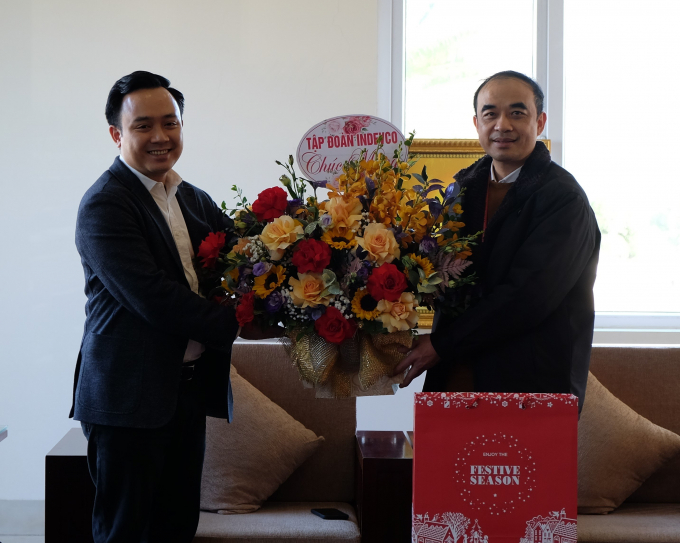 Lãnh đạo Indevco tặng hoa cho Hiệu trưởng Đại học Y Hà Nội