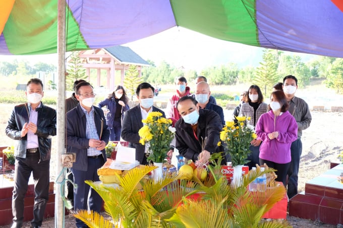 Ban Giám hiệu Đại học Y Hà Nội và lãnh đạo Indevco thắp hương tưởng nhớ đến những người hiến xác cho y học, an táng trong nghĩa trang An Lạc