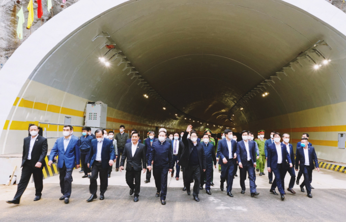 Thủ tướng cùng lãnh đạo Bộ, ngành Trung ương, tỉnh Quảng Ninh tham quan đường hầm xuyên núi tuyến đường bao biển Hạ Long - Cẩm Phả. Ảnh: Báo QN