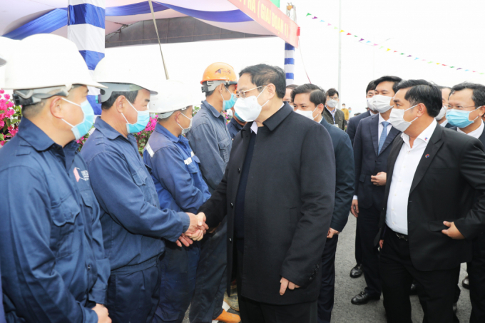 Thủ tướng Chính phủ Phạm Minh Chính chúc mừng và động viên cán bộ, công nhân trên công trường cầu Tình Yêu. Ảnh: Báo QN