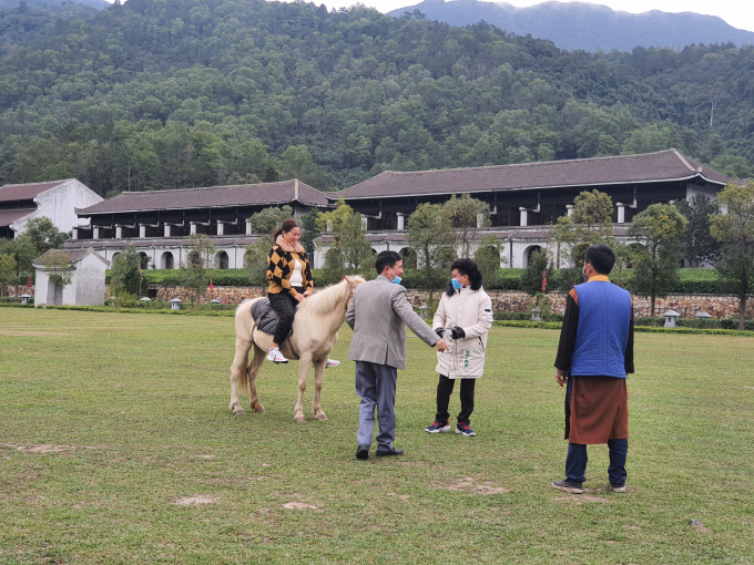 Du khách trải nghiệm dịch vụ cưỡi ngựa trong Yên Tử