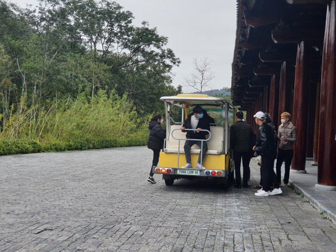 Xe điện đưa đón du khách vào - ra Yên Tử