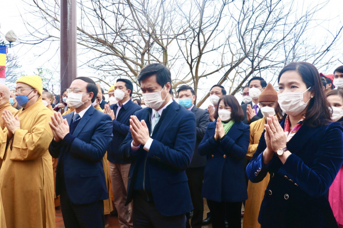 Lãnh đạo tỉnh Quảng Ninh và các đại biểu tham gia lễ cầu nguyện quốc thái dân an tại chùa Hoa Yên.