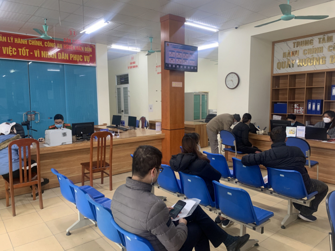 Người dân đến Trung tâm Hành chính công huyện Vân Đồn để làm TTHC. 