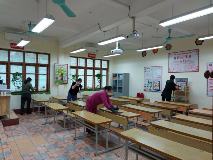 Trường THCS Lý Tự Trọng (Hạ Long) dọn dẹp lớp học để đón học sinh trở lại trường. Ảnh: N.Hạnh
