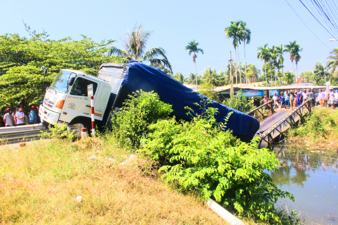 Xe tải chở đầy dừa khô và thức ăn gia súc vượt quá tải trọng lưu thông qua cầu gây sập cầu. Ảnh: Minh Đảm.