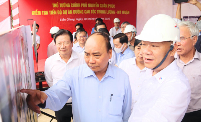 Thủ tướng Nguyễn Xuân Phúc kiểm tra tiến độ thi công dự án cao tốc Trung Lương-Mỹ Thuận. Ảnh: Minh Đảm.