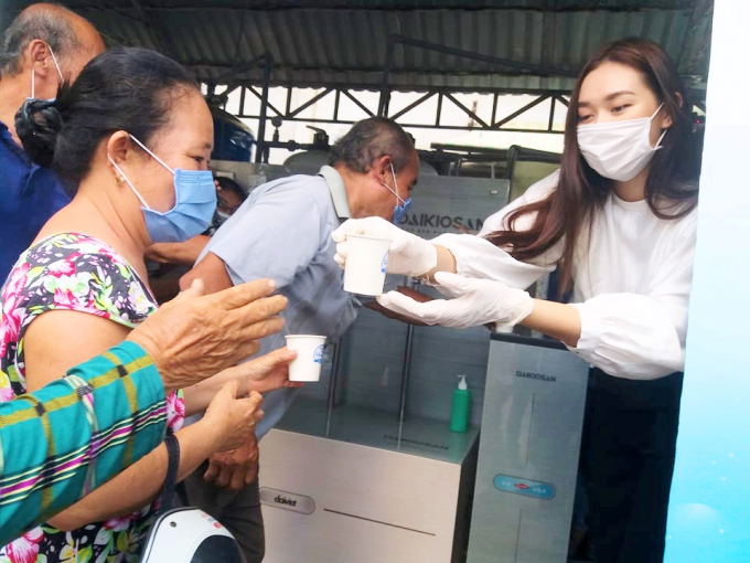 Người dân xãPhú Vang, huyện Bình Đại, tỉnh Bến Tre vui mừng được hỗ trợ máy lọc nước. Ảnh: MĐ