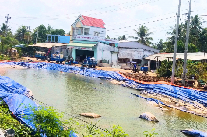 Hơn 11.000 hộ dân các huyện phía Tây tỉnh Tiền Giang được tiếp cận các điểm cấp nước ngọt miễn phí từ nguồn hỗ trợ của Chính phủ. Ảnh: MĐ