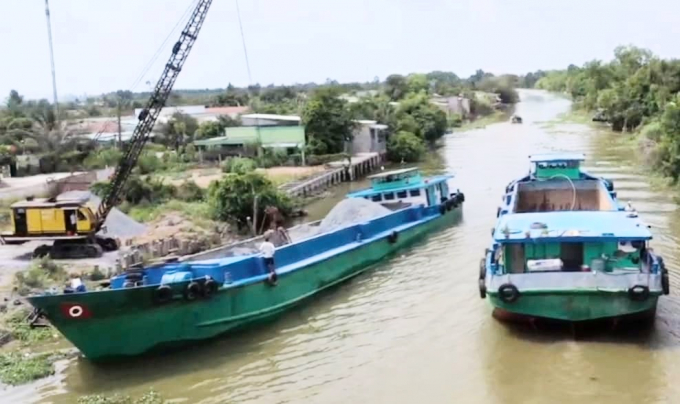 Công ty Khánh Cường là nhà thầu có hành vi phối trộn đá có nhiều kích cỡ khác nhau, không đạt đá tiêu chuẩn loại 1 để cung cấp cho Dự án cao tốc Trung Lương - Mỹ Thuận. Ảnh: MĐ.