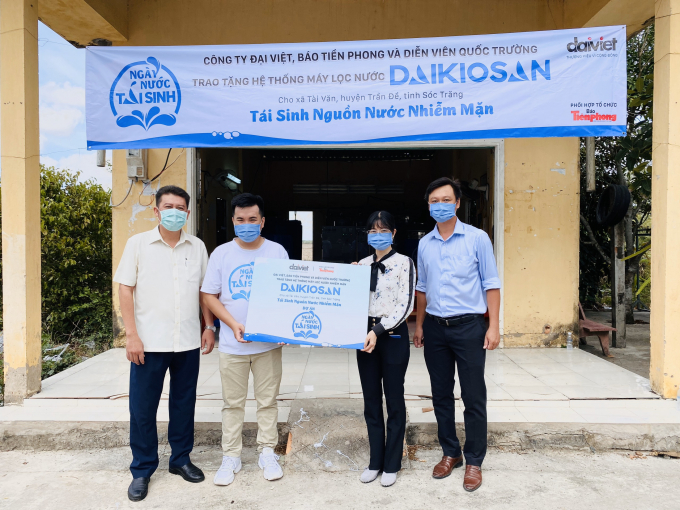 Dự án Ngày nước tái sinh trao tặng hệ thống máy lọc nước mặn cho bà con hai tỉnh Sóc Trăng, Trà Vinh.  Ảnh: CTV.