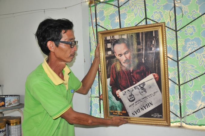 Khoảng 7-8 năm về trước, anh từng được ra Hà Nội nhận giải thưởng nông dân học tập noi theo gương Bác và được Phó Thủ tướng Nguyễn Xuân Phúc (nay là Thủ tướng Chính phủ) trao tặng bức tranh này. HHA.
