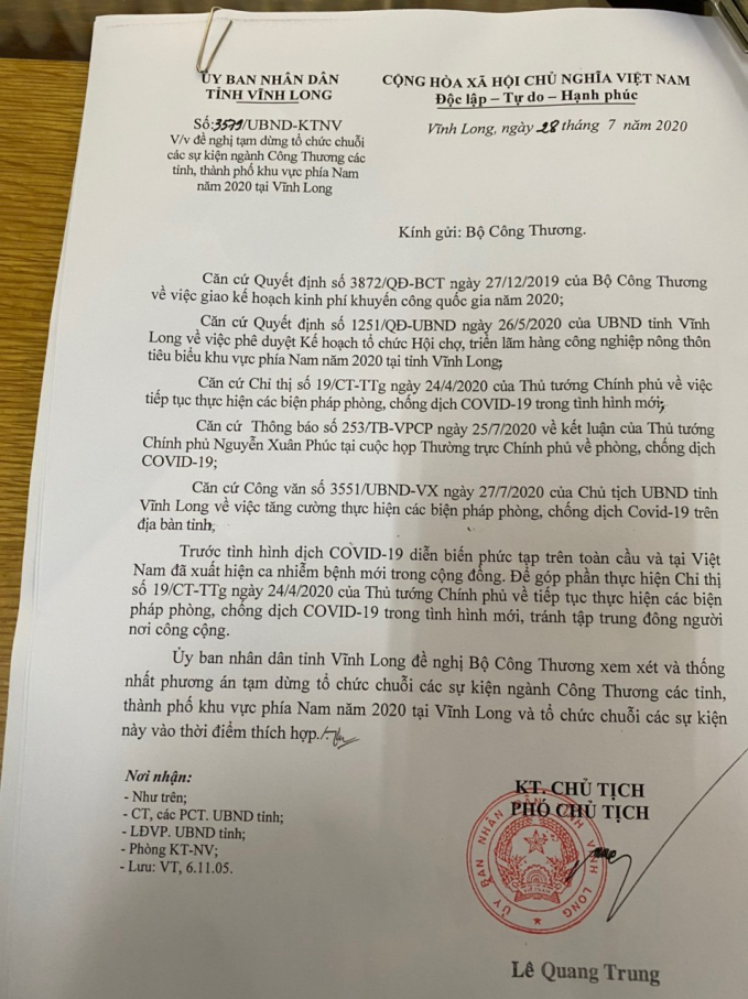 Ông  Lê Quang Trung, Phó Chủ tịch Thường trực UBND tỉnh Vĩnh Long ký công văn số 3579 đề nghị tạm dừng tổ chức chuỗi các sự kiện ngành Công thương các tỉnh thành phía Nam tại Vĩnh Long. Ảnh: TL.