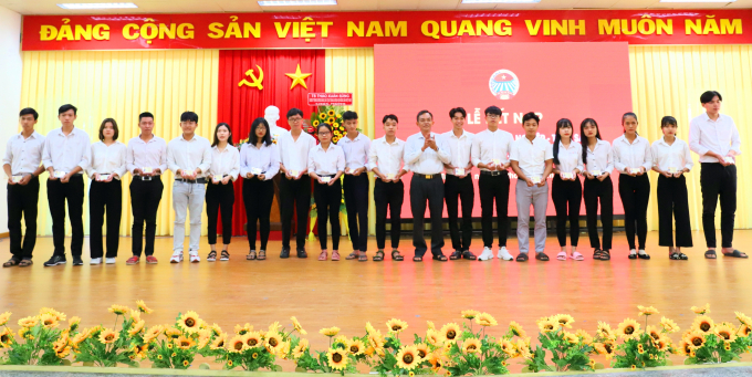 Hội Nông dân Việt Nam đã kết nạp 39 sinh viên đang học ngành trồng trọt và thú y của trường và 5 giảng viên vào Hội Nông dân Việt Nam. Ảnh: MĐ.
