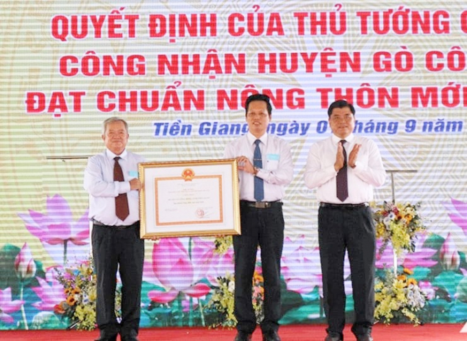 Thứ trưởng Bộ NN-PTNT Trần Thanh Nam (phải) đến dự và trao quyết định của Thủ tướng cho Đảng bộ, chính quyền và nhân dân huyện Gò Công Đông. Ảnh: Minh Đảm.