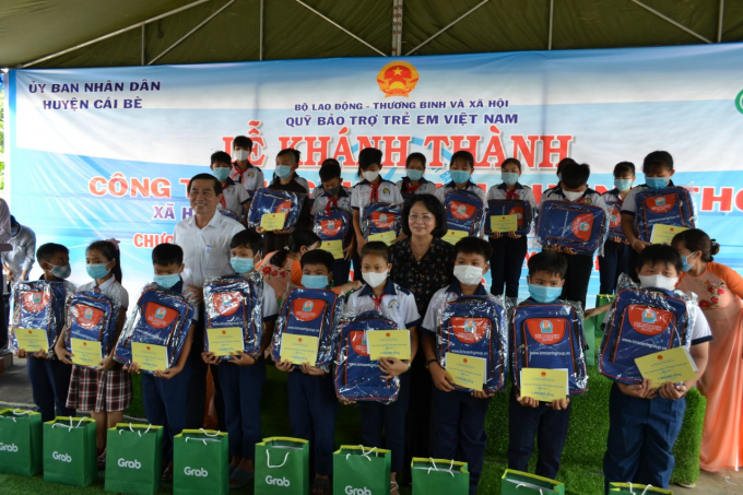 Dịp này, Phó Chủ tịch nước đã tặng 50 suất học bổng cho các em học sinh của tỉnh Tiền Giang. Ảnh: CTV.