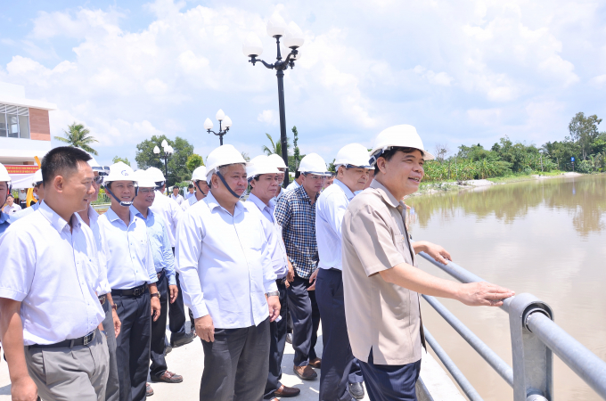 Bộ trưởng Nguyễn Xuân Cường (phải) đề nghị hai địa phương phối hợp vận hành hiệu quả, không để xung đột nguồn nước, ranh mặn. Ảnh: Hồng Thủy.