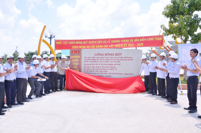 Bộ NN-PTNT bàn giao các công trình cống kiểm soát mặn, ngọt cho hai địa phương: Trà Vinh, Vĩnh Long vào ngày 22/9. Ảnh: Hồng Thủy.