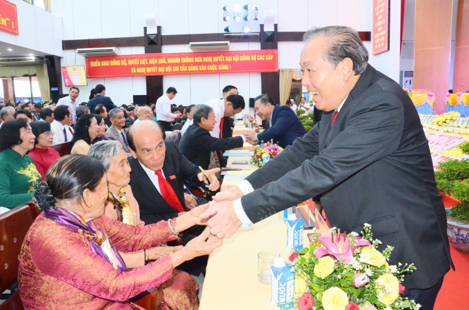 Phó Thủ tướng Thường trực Trương Hoà Bình chào hỏi các mẹ Việt Nam anh hùng tại đại hội. Ảnh: Minh Đảm.