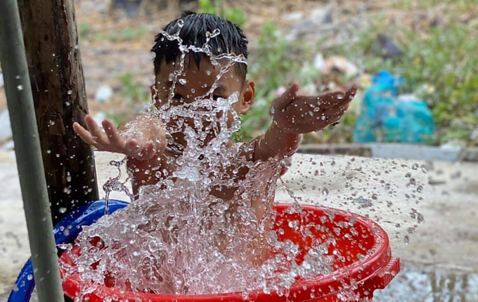 Hiện nay, cả nước còn trên 30 triệu người dân chưa được tiếp cận nước sạch theo quy chuẩn Việt Nam. Ảnh: Trọng Linh.